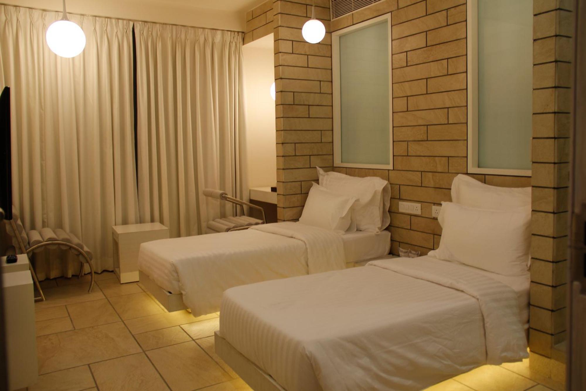 Hotel El Dorado Ahmedabad Bagian luar foto